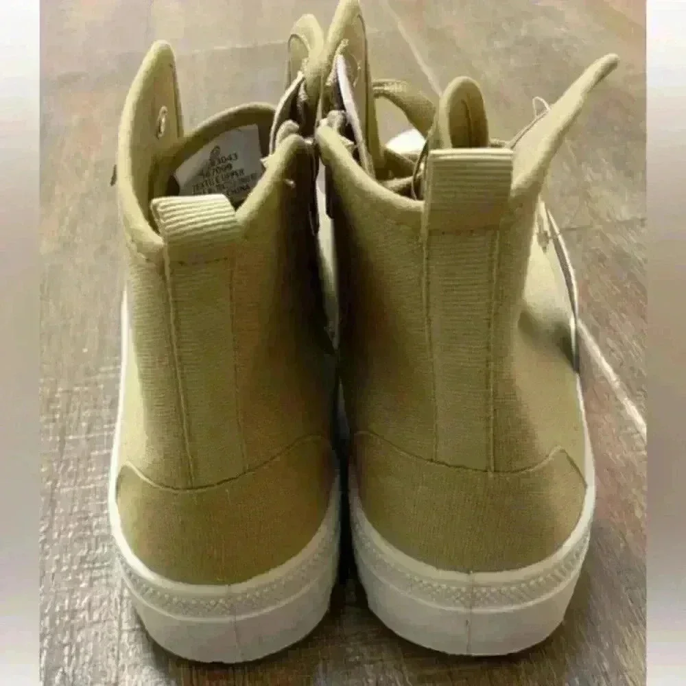 Tommy Bahama nude high tops lace ups side zip mushroom bouts. Sz 10.‎ NWT